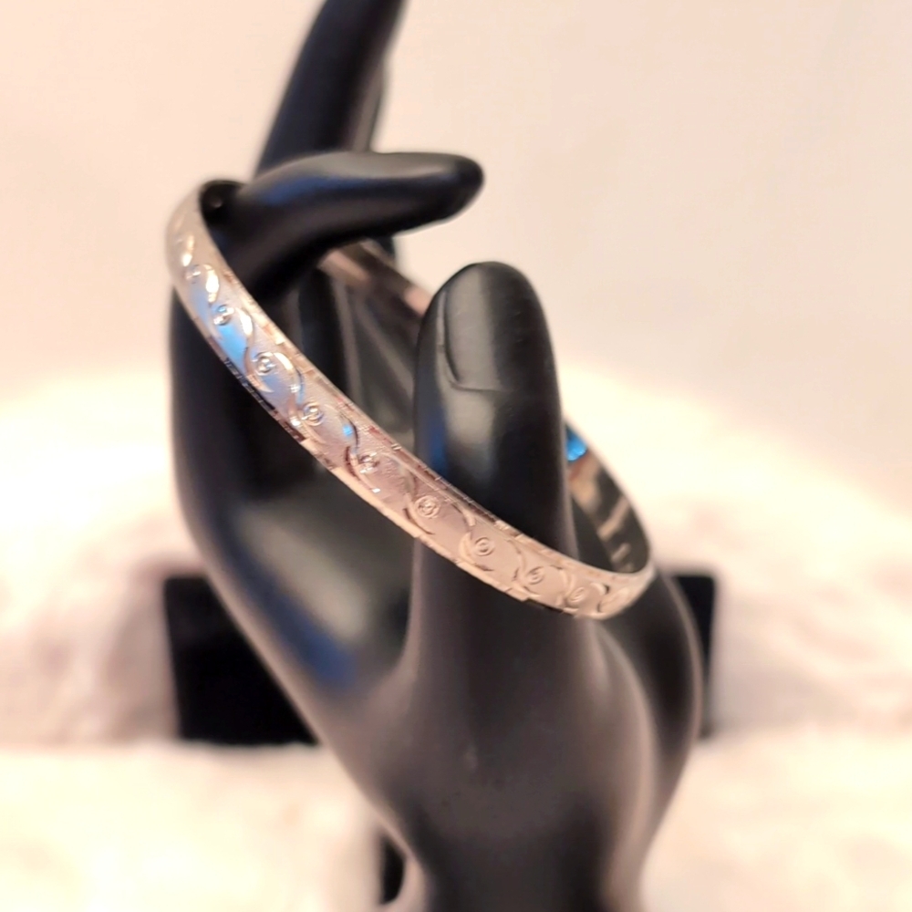 💵2/$10Bundle and Save💵 Silver Toned Textured Pattern Bangle